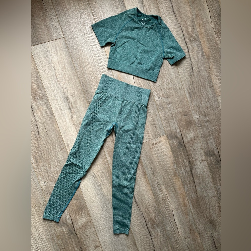 Women’s Aoxjox workout set, cropped tee and seamless legging.